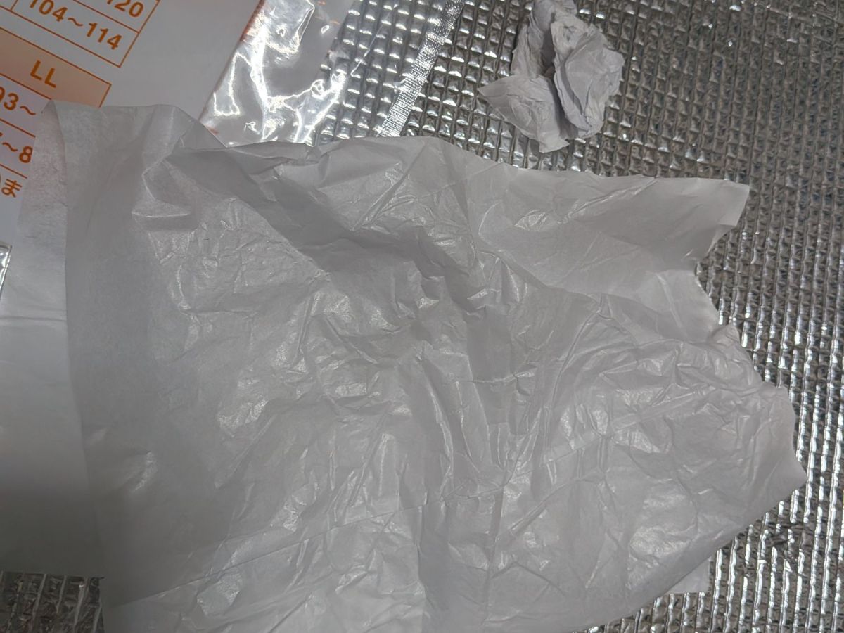 水垢がクッキングシートで落ちるらしいが、代替品（衣類を買った時に挟まっている紙）でもきれいになった。蒸しパンや中華まんの紙でもできそう。